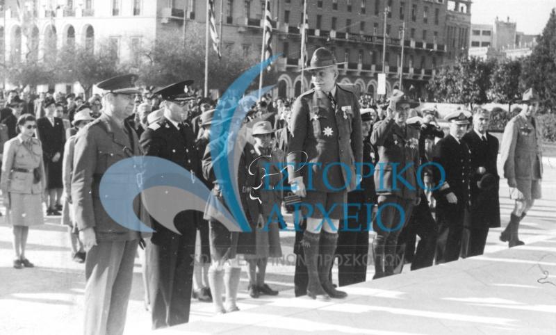 Ο Αντώνης Μπενάκης προ της κατάθεσης Στεφάνου στο Μνημείο του Αγνώστου Στρατιώτου για την επέτειο της 25ης Μαρτίου το 1946. Πίσω του στέκουν ο Ησ. Ησαΐας, ο Μ. Σοφιανός και ο Λ. Πτέρης, καθώς και μέλη του ΣΕΟ, του στρατού και της χωροφυλακής.