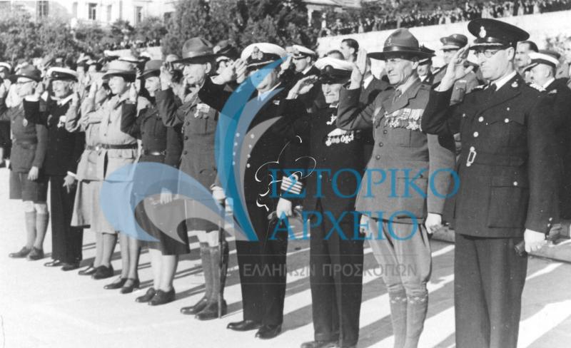 Μέλη του Διοικητικού Συμβουλίου του ΣΕΠ του ΣΕΟ αρχηγοί του Ναυτικού και της Χωροφυλακής χαιρετούν κατά την κατάθεση Στεφάνου στο Μνημείο του Αγνώστου Στρατιώτη για την επέτειο της 25ης Μαρτίου το 1946. Διακρίνονται από αριστερά: 1ος: Η. Ησαΐας, 2ος Μ. Σοφιανός, 6ος Αντ. Μπενάκης, 8ος Μ. Μίνδλερ, 9ος Λ. Πτέρης