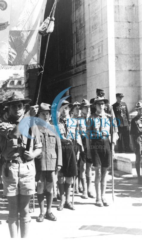 Η ελληνική προσκοπική αποστολή του Τζάμπορη 1947 στο Μνημείο Αγνώστου Στρατιώτη των Παρισίων.