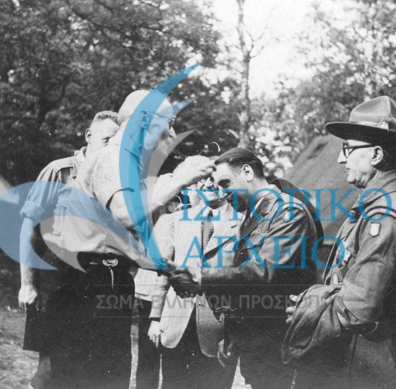 Ο Δ. Μακρίδης με τον Η. Ησαϊα χερετούν τον Γάλλο έφορο Στρατηγό Λαφόν στο Τζάμπορη της Γαλλίας το 1947.