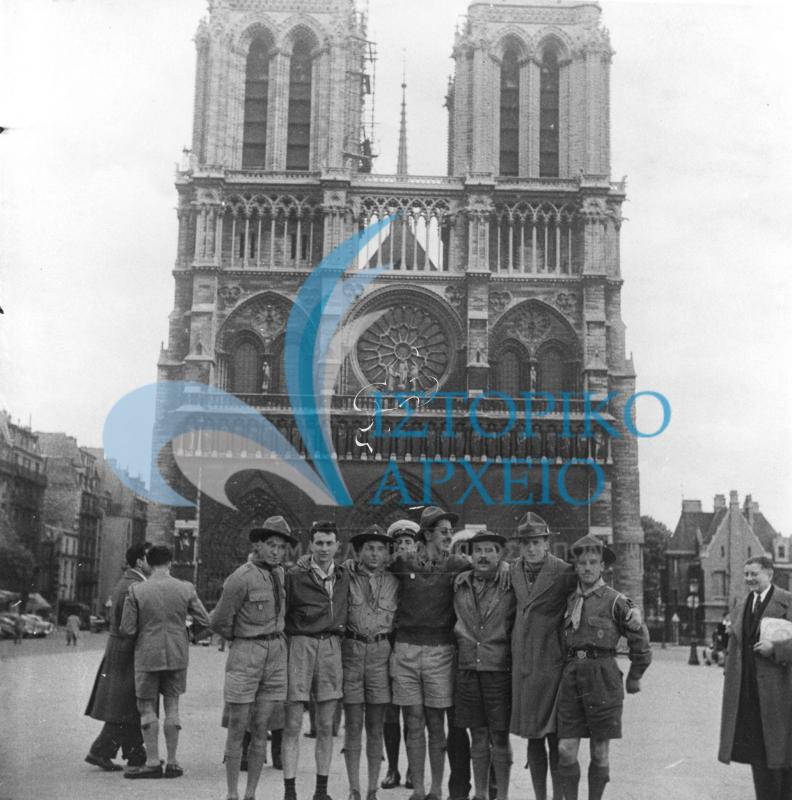 Πρόσκοποι από την Αθήνα σε επίσκεψη στο Παρίσι το Πάσχα του 1951.