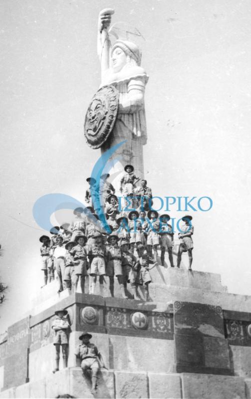 Πρόσκοποι του Ρεθύμνου σε αναμνηστική φωτογραφία στο Άγαλμα της Ελευθερίας στους Τάφους των Βενιζέλων κατά την εκδρομή τους στο Ακρωτήρι Χανίων το 1951.