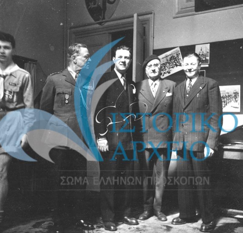 Η Η. Ησαϊας στη λέσχη της ελληνικής Ομάδας Παρισίων το 1951. Μαζί του ο Αν. Ορολογόπουλος.
