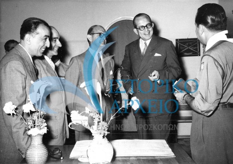 Ο Βασιλιάς Παύλος με μέλη της Κεντρικής Ενώσεως Παλαιών Προσκόπων σε εκδήλωση στο ΠΥΒΑ το 1954. Διακρίνεται ο Δ. Αλεξάτος.
