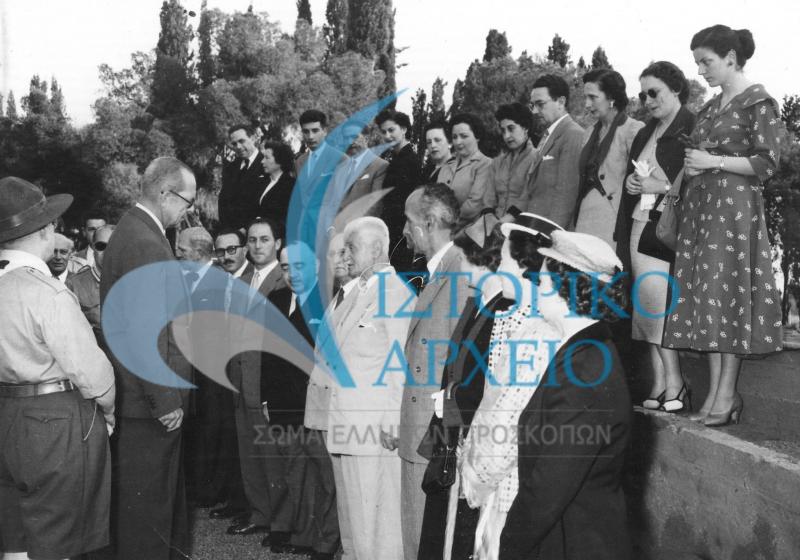 Ο Βασιλιάς Παύλος συνομιλεί με μέλη ενώσεων Παλαιών Προσκόπων που συμμετείχαν στις εκδηλώσεις που έγιναν στο Προσκοπικό Κέντρο Πύργου Βασιλίσσης το 1954.