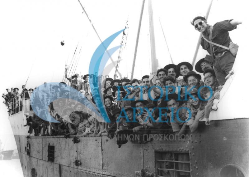 Έλληνες πρόσκοποι της Αιγύπτου καταφθάνουν στον Πειραιά προκειμένου να συμμετέχουν στο Πανελλήνιο Τζάμπορη του ΣΕΠ τον Αύγουστο του 1950.