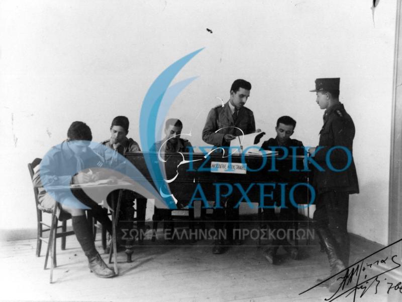 Στα γραφεία του αρχηγού της αποστολής προσφοράς υπηρεσίων στην κοινωνία της Θεσσαλονίκης μετά τη πυρκαγιά του 1917. Από αριστερά: Μιχ. Μελάς, Π. Σκέντερ, ο αρχηγός Αμαρουσίου Μ. Πρόκος, ο αρχηγός αποστολής Στρ. Παπανικόλας, ο υπαρχηγός 1ης ομάδας Αθηνών Αθ. Διαλήσμας, και ο τοπικός έφορος Θεσσαλονικης Αχ. Πέτσας.