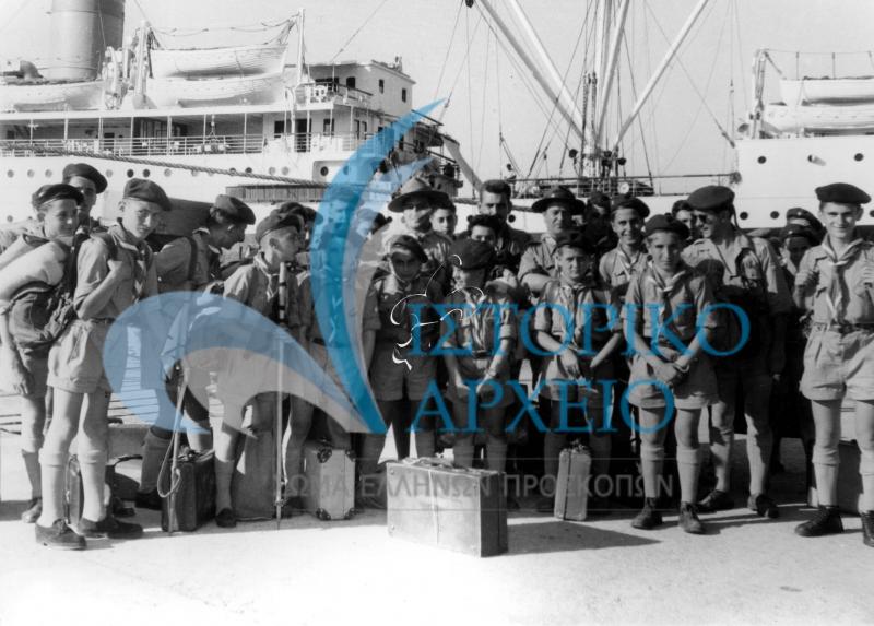 Περιλαμβάνει φωτογραφίες από το Πανελλήνιο Προσκοπικό Τζάμπορη Αποδήμων που πραγματοποιήθηκε στο Άγιο Ανδρέα Αττικής το 1956.