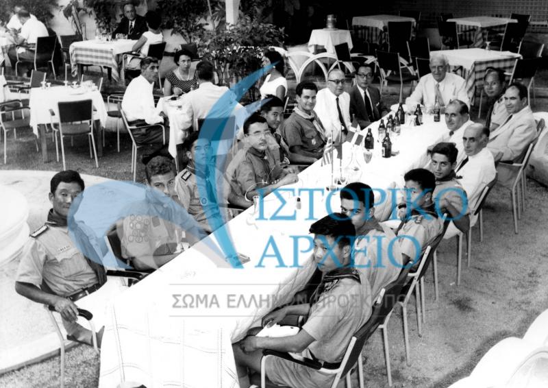 Γεύμα προς τιμήν τον φιλοξενούμενων στην Ελλάδα Κινέζων Προσκόπων τον Σεπτέμβριο του 1957.