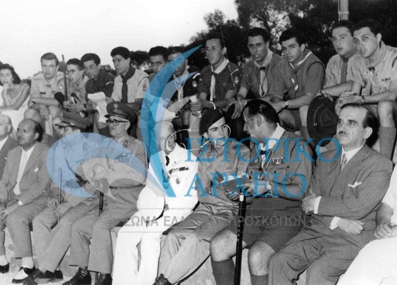 Πρόσκοποι και τα μέλη του ΔΣ του ΣΕΠ στην Τελετή Ενηληκίωσης του Διαδόχου Κωνσταντίνου στο ΠΥΒΑ τον Ιούνιο του 1958.