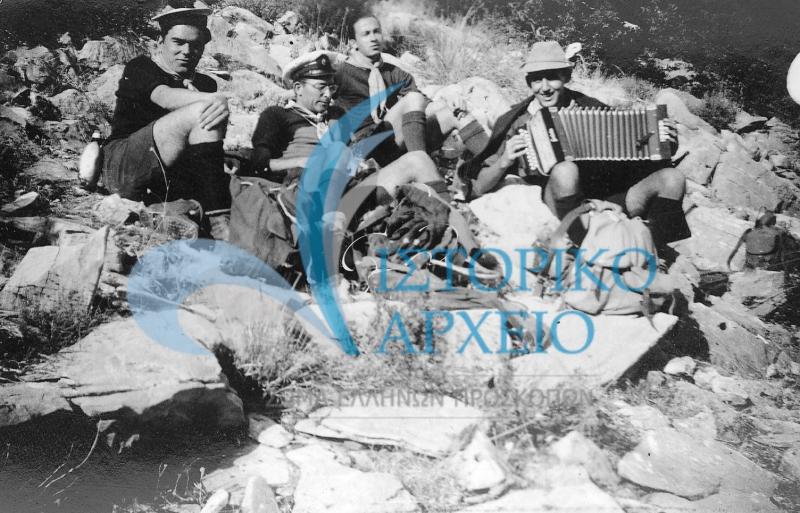 Πρόσκοποι της 9ης Ομάδας Αθηνών σε εκδρομή στη Πεντέλη το 1938. Διακρίνονται οι Τηλ. Γκαζιάνης και ο Δ. Αλεξάτος να παίζει ακορντεόν. 