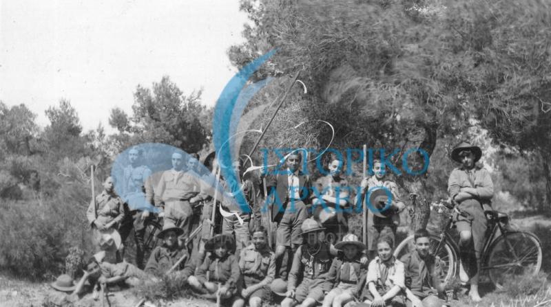 Η 3η Ναυτοπροσκόπων Αθηνών σε εκδρομή στο κτήμα Μπενάκη στο Στροφίλι Κηφισιάς το Μάρτιο του 1922 με αρχηγό τον Αθ. Σταματίου. Διακρίνονται επίσης ο Αλεξ. Σαράτσογλου, ο Αναστ. Θεοφύλου και Γ. Σπέντζας.