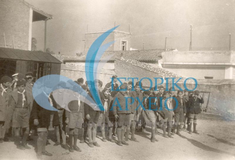 Τα Λυκόπουλα περιμένουν τον Διάδοχο Παύλο στο Φάληρο το 1938.