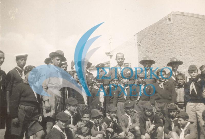 Ο Διάδοχος Παύλος μεταξύ των Λυκοπούλων και του Γενικού Εφόρου Λεωνίδα Πτέρη στο Φάληρο το 1938