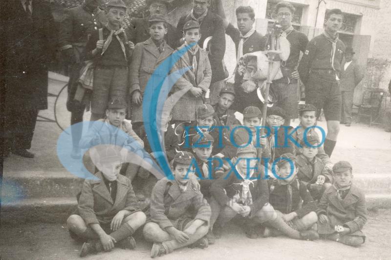Τα Λυκόπουλα της 9ης Αγέλης σε εκδρομή το 1937 στο Κτυπητό ετοιμάζονται για αναχώρηση έξω από την Λέσχη. Διακρίνεται ο Δ. Αλεξάτος 