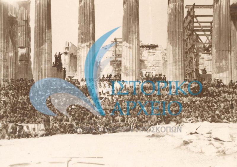 Πρόσκοποι από όλη την Ελλάδα συμμετείχαν στην 1η Πανελλήνια Προσκοπική Συγκέντρωση στην Αθήνα. Εδώ σε αναμνηστική φωτογραφία στον Παρθενώνα μετά από επίσκεψη στην Ακρόπολη.