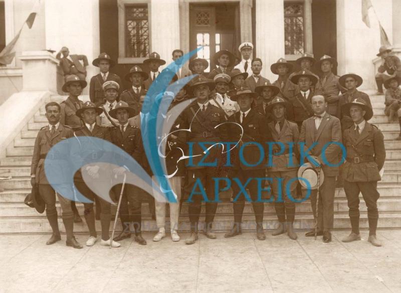 Αναμνηστική φωτογραφία έξω από την Μαράσλειο κατά την λήξη της 1ης Πανελλήνιας Προσκοπική Συγκέντρωσης το 1926. Διακρίνονται ο Γενικός Έφορος Χ. Μπρισιμιντζάκης και ο έφορος Μακεδονίας Παυλίδης.