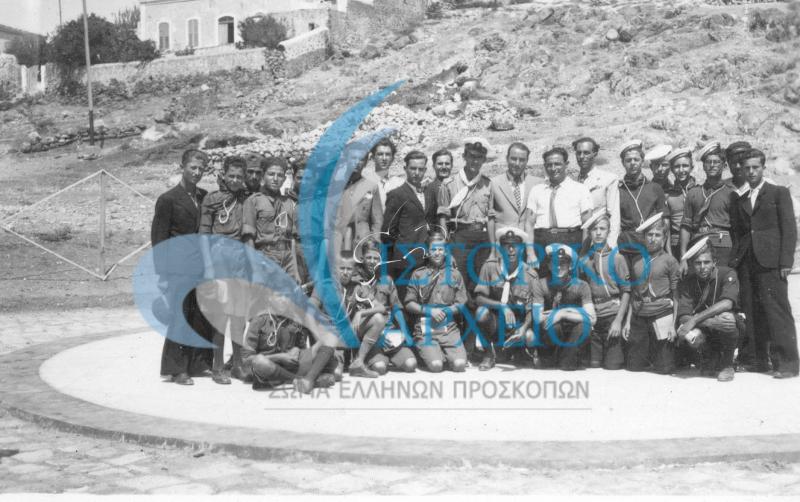 Μετά την πρώτη συγκέντρωση της Σχολής Φοινίκων στον Άγιος Νικόλαο το 1937. Αρχηγός ο Τηλ. Γκαζιάνης και Υπαρχηγοί Δημ. Αλεξάτος και Δ.Αντύπας.