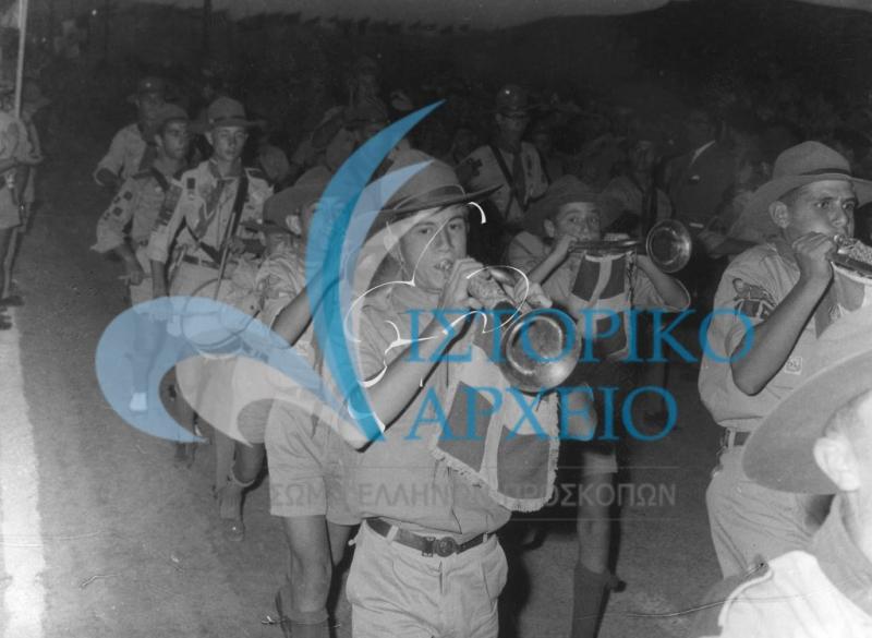 Μπάντα με Έλληνες Προσκόπους εισέρχεται στο Παναθηναϊκό Στάδιο κατά την Διεθνή Επίδειξη κατά το 11ο Παγκόσμιο Τζάμπορη Μαραθώνα το 1963