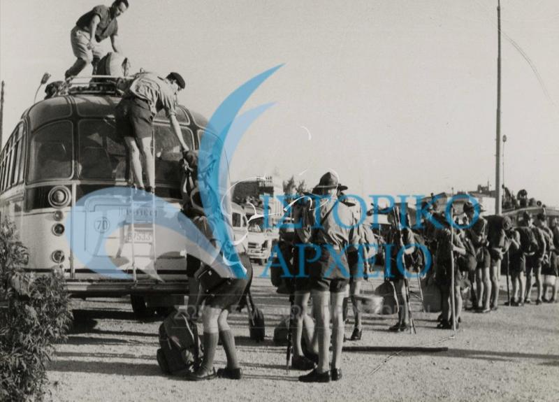 Πρόσκοποι ξένων αποστολών επιβιβάζονται σε υπεραστικά λεωφορεία στην Αθήνα προκειμένου να φτάσουν στον Μαραθώνα για το 11ο Παγκόσμιο Τζάμπορη το 1963.