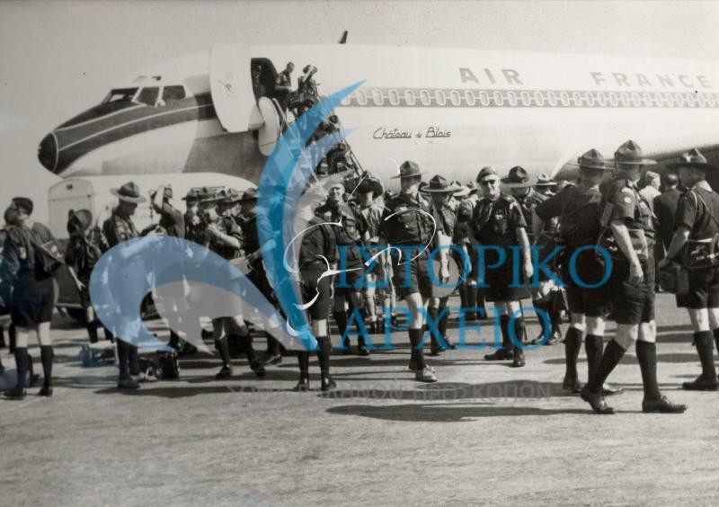 Πολυπληθείς αποστολών των Γάλλων Προσκόπων φτάνει στην Αθήνα προκειμένου να συμμετέχει στο 11ο Τζάμπορη Μαραθώνα.