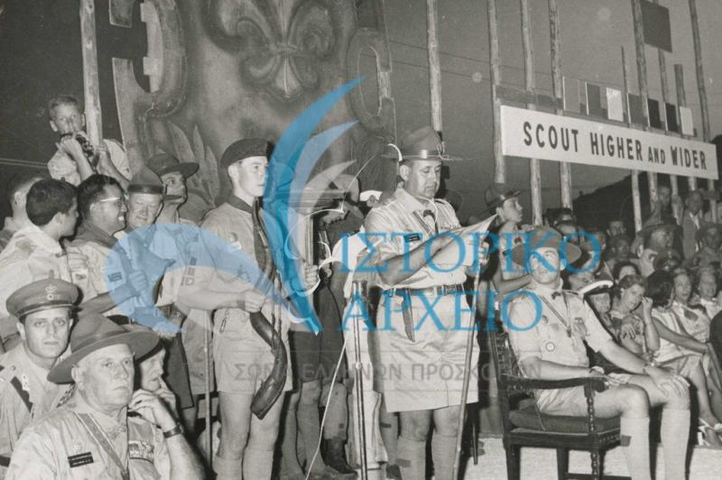 Ο Αρχηγός της Κατασκήνωσης και Γενικός Έφορος Δ. Αλεξάτος χαιρετίζει τους προσκόπους από όλον το κόσμο λίγο πριν ανάψει η Πυρά του 11ου Παγκοσμίου Τζάμπορη στο Μαραθώνα το 1963.