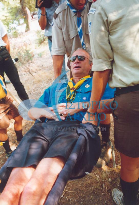 Ο βασιλιάς της Σουηδίας Κάρολο ΙΣΤ΄ Γουστάβος σε παιχνίδι μεταφοράς τραυματία στη συνάντηση BP Fellows στο Σούνιο το 2000.