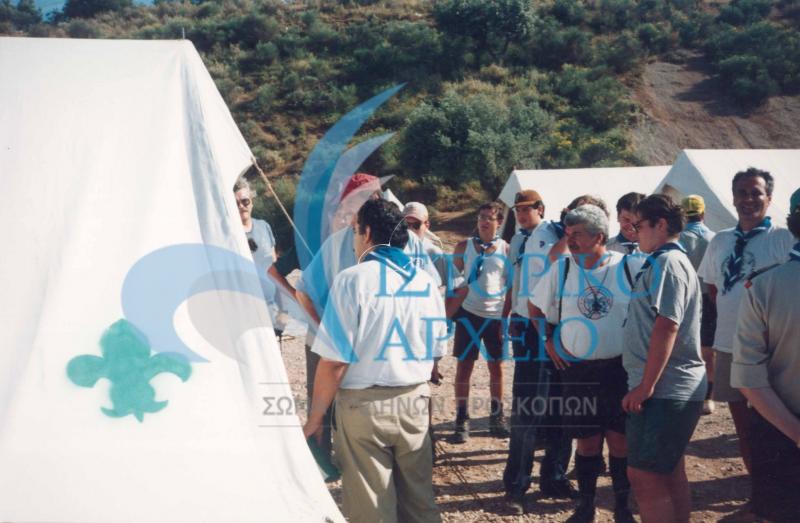 Ο Υπουργός Εθνικής Παιδείας & Θρησκευμάτων Γ. Παπανδρέου ξεναγείται από τους προσκόπους του Αιγίου σε καταυλισμό σεισμοπλήκτων το 1995.