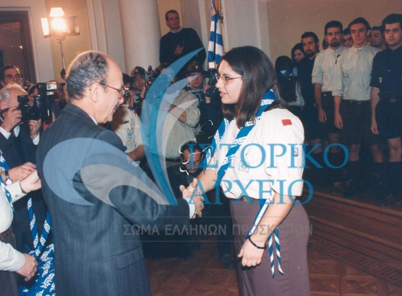 Ο Πρόεδρος της Δημοκρατίας Κων. Στεφανόπουλος απονέμει την αναγνώριση "Πρόσκοπος Έθνους" το 1997.