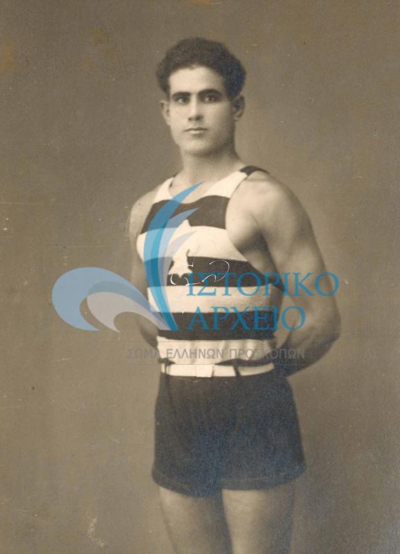 Ο ναυτοπρόσκοπος και αθλητής Μανώλης Βελισάριος σε φωτογραφία της δεκαετίας του `20.