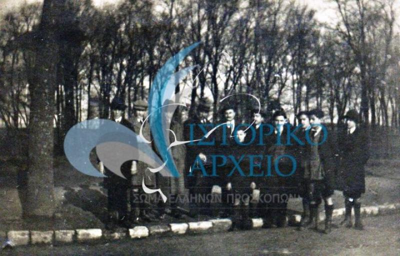 Η ελληνική ομάδα Παρισίων σε χειμωνιάτικη εκδρομή σε προάστειο της πόλης το 1922