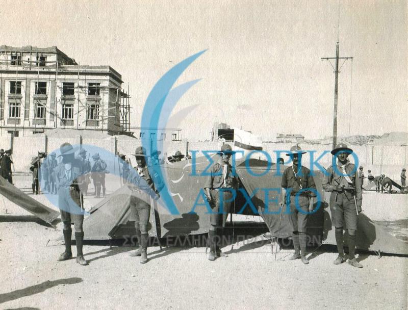 Η ελληνική ομάδα Αλεξάνδρειας κατά την προετοιμασία της επίδειξης στο Στάδιο Σιάτμπυ το 1914.