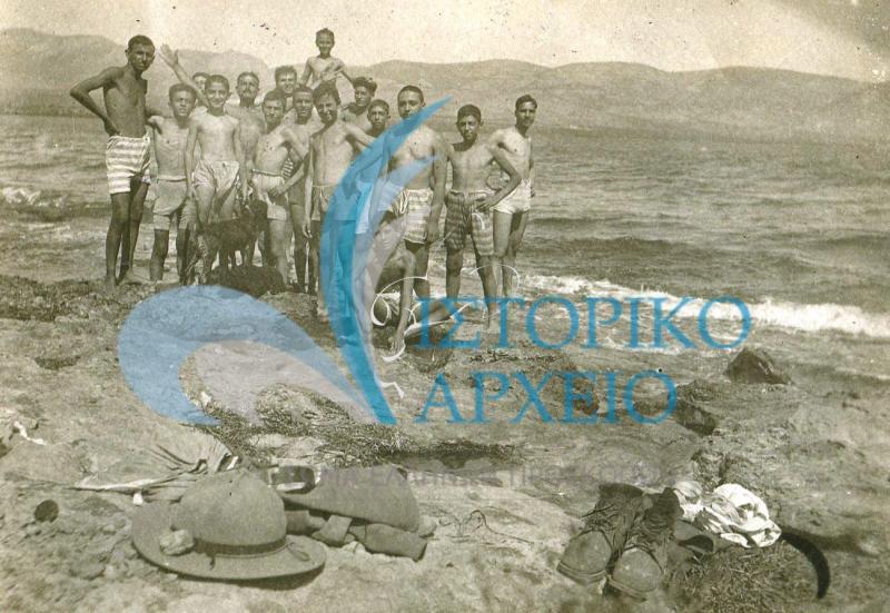 Η Ομάδα της 9ης Αθηνών σε κατασκήνωση στη Σαλαμίνα το 1919.