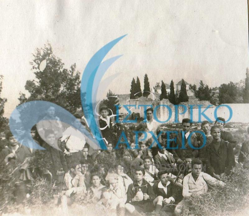 Η ομάδα της 9ης Αθηνών σε εκδρομή πλησίον της Μονής Αγίου Ιωάννου του Κυνηγού τον Απρίλιο του 1925.