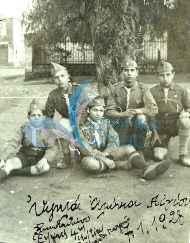 Η ενωμοτία των Γλαύκων της 4ης Ομάδας Πατρών με ενωμοτάρχη τον Γ. Κωνσταντίνου και τους προσκόπους Γεωργιάδη, Μικρώνη και Σακελλαρόπουλο σε εκδρομή στην Πλατεία Υψηλών Αλωνίων στο Αίγιο τον Ιανουάριο του 1928.