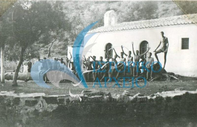 Το 6ο Σύστημα Αθηνών στην κατασκήνωση στην Λίμνη Ευβοίας στον Αγιο Ιωάννη το 1938. Εδώ η ομάδα μπροστά από το εκκλησάκι. Αρχηγός ο Γ. Κωνσνταντίνου.