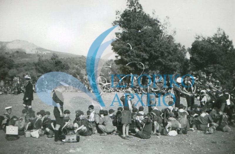 Εκδρομή Αγελών στο Χασάνι ( σημερινό Ελληνικό) τον Δεκέμβριο του 1938. Εδώ τα λυκόπουλα σε κύκλο. Στην εκδρομή παραβρέθηκε και ο Διάδοχος Παύλος(PHO 7176)