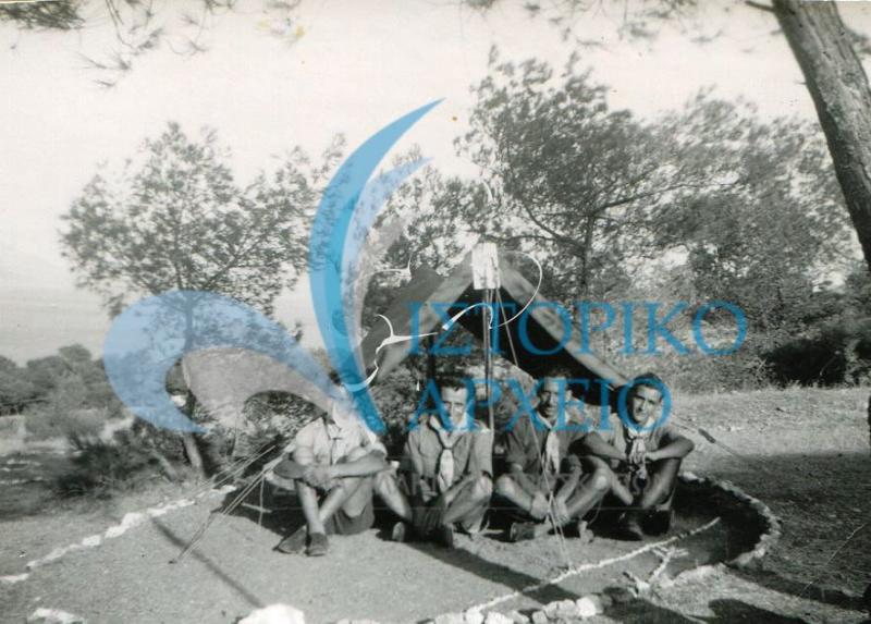 Κατασκήνωση στη Βάρκιζα το καλοκάιρι του 1939.Η φωτογραφία γράφει 20 Ιουλίου 1939 και η Ομάδα έχει πάει κατασκήνωση μετά τη διάλυση
