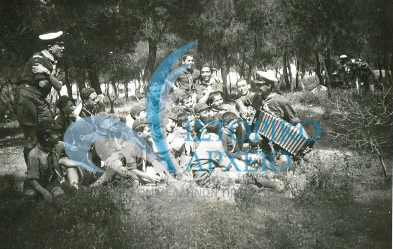 Η 9η Αγέλη Αθηνών στην Αγία Παρασκευή το 1939. Ακέλας Τηλέμαχος Γκαζιάνης,Υπαρχηγός Δημ.Αλεξάτος που παίζει ακορντεόν, και τα Λυκόπουλα μαζί με τον Τήλέμαχο τραγουδούν.
