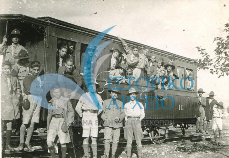 Η 6η Ομάδα Προσκόπων Αθηνών στο τρένο για το σταθμό της Κάντζας για μετάβαση στο Μαρκόπουλο και μετά στο Πόρτο Ράφτη. Αρχηγός της 6ης ο Χρ. Μπρισιμιτζάκης.