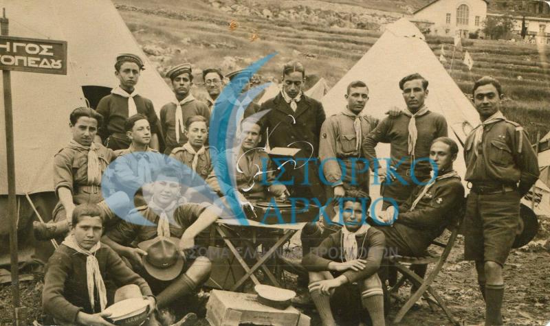 Οι Πρόσκοποι των Αθηνών συμμετέχουν στις Δελφικές εορτές του 1930.Η Ομάδα των Προσκόπων με Αρχηγό τον Λεωνίδα Γαλάνο