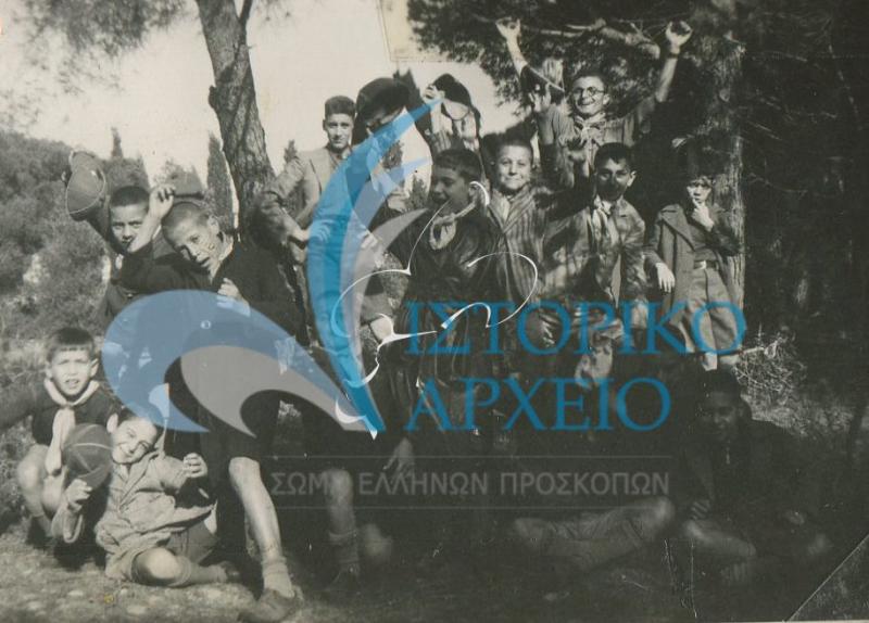 Η 6η Αγέλη Αθηνών σε εκδρομή στη Κηφισιά το 1937. 