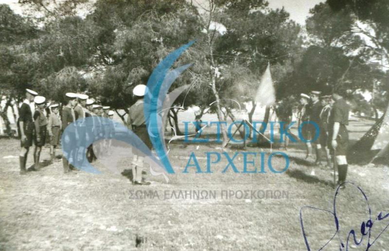 Η 6η περίοδος της Σχολής Φοινίκων στην Βούλα. Αρχηγός της Σχολής: Τηλ Γκαζιάνης (στο κέντρο),Υπαρχηγοί: Αντ Πρόκος (δεξιά) Π. Δρίτσας (αριστερά).