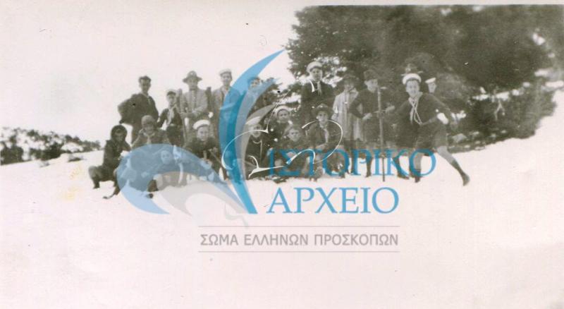 Εκδρομή στο χιονισμένο Μπάφι της Πάρνηθας το 1945