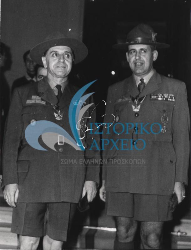 Ο ΓΕ Δ. Μακρίδης με τον ΓΓ ΣΕΠ Δ. Αλεξάτο κατά την εκδήλωση κοπή της Πρωτοχρονιάτικης Βασιλόπιτας του ΣΕΠ το 1967.