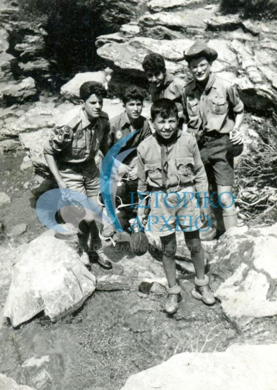 Πρόσκοποι του Χαλανδρίου γεμίζοντας τα παγούρια σε εκδρομή στη Πεντέλη 1954.