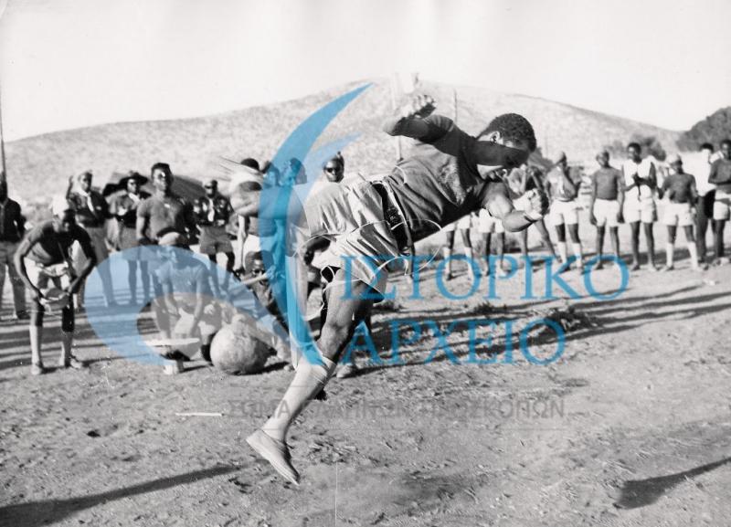Πρόσκοποι σε παιχνίδια με την μπάλα στο 11ο Τζάμπορη Μαραθώνα του 1963.