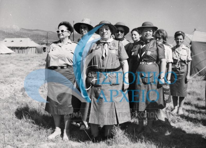 Η Λ. Σκυριανίδης -Λυκομάνα - με άλλες γυναίκες βαθμοφόρους και Οδηγούς σε επίσκεψη στο 11ο Τζάμπορη Μαραθώνα το 1963.