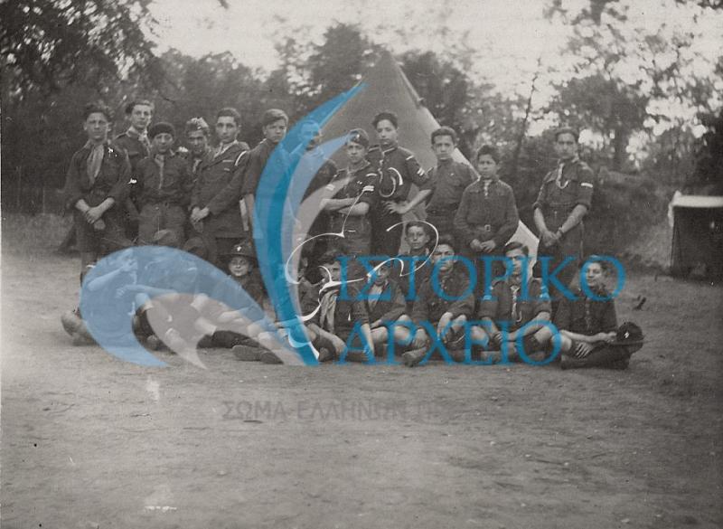 Η ελληνική Προσκοπική Ομάδα Παρισίων σε εκδρομή το 1922. Στη μέση με περιβραχιόνιο τραυματιοφορέα ο Η. Ησαϊας.