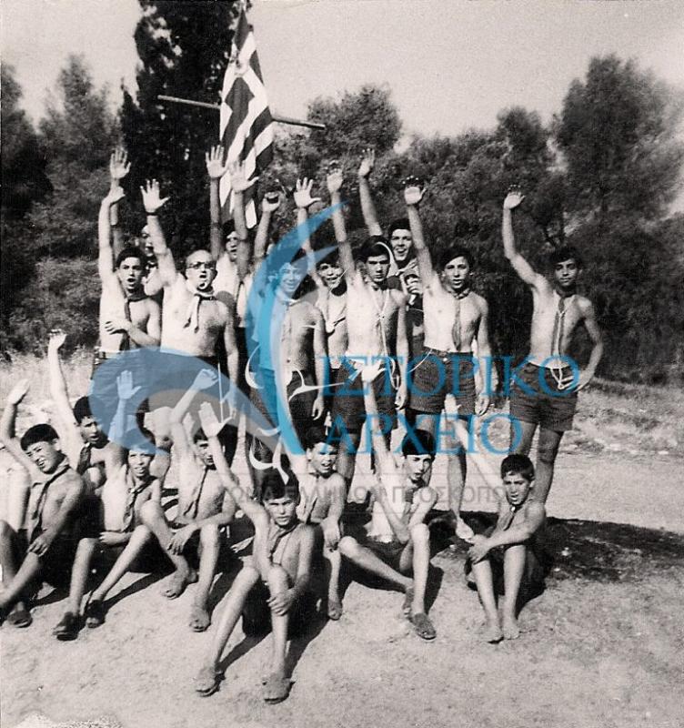 Πρόσκοποι της 9ης Αθηνών στην κατασκήνωση της Ερμιόνης το 1968. Στη μέση ο αρχηγός Βλάχος.